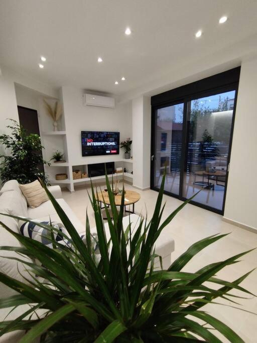 Floral Home 1 - Ground Floor Apt With Courtyard And Private Parking! Athena Bagian luar foto