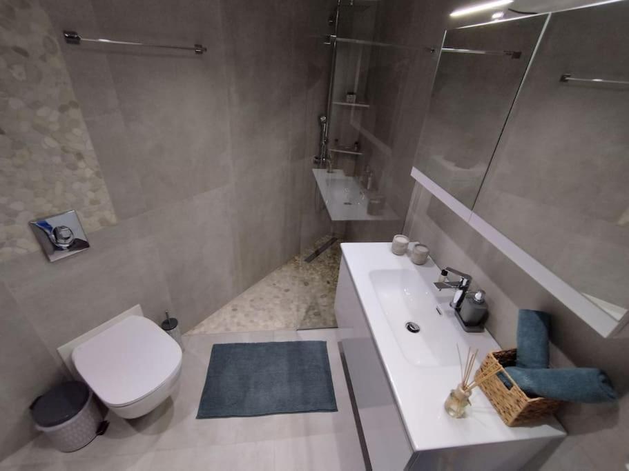 Floral Home 1 - Ground Floor Apt With Courtyard And Private Parking! Athena Bagian luar foto