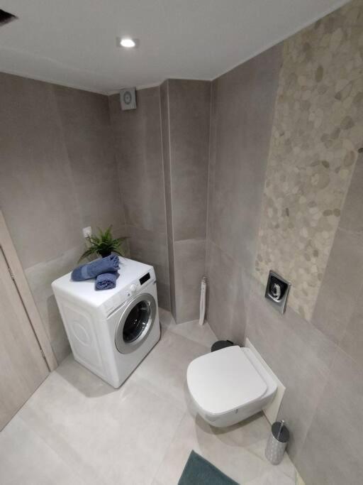 Floral Home 1 - Ground Floor Apt With Courtyard And Private Parking! Athena Bagian luar foto