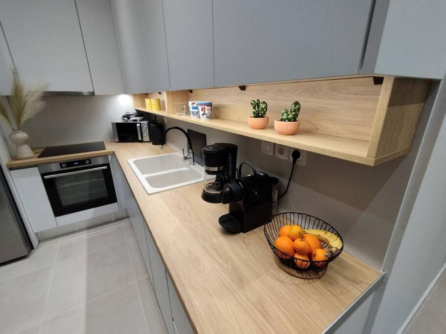 Floral Home 1 - Ground Floor Apt With Courtyard And Private Parking! Athena Bagian luar foto