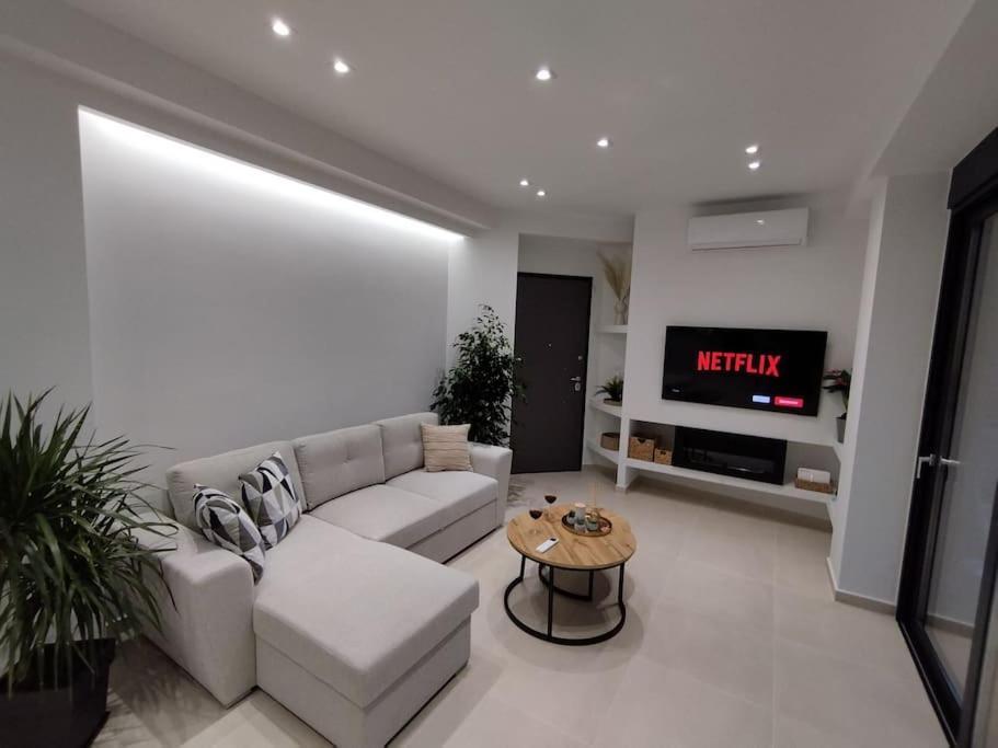Floral Home 1 - Ground Floor Apt With Courtyard And Private Parking! Athena Bagian luar foto
