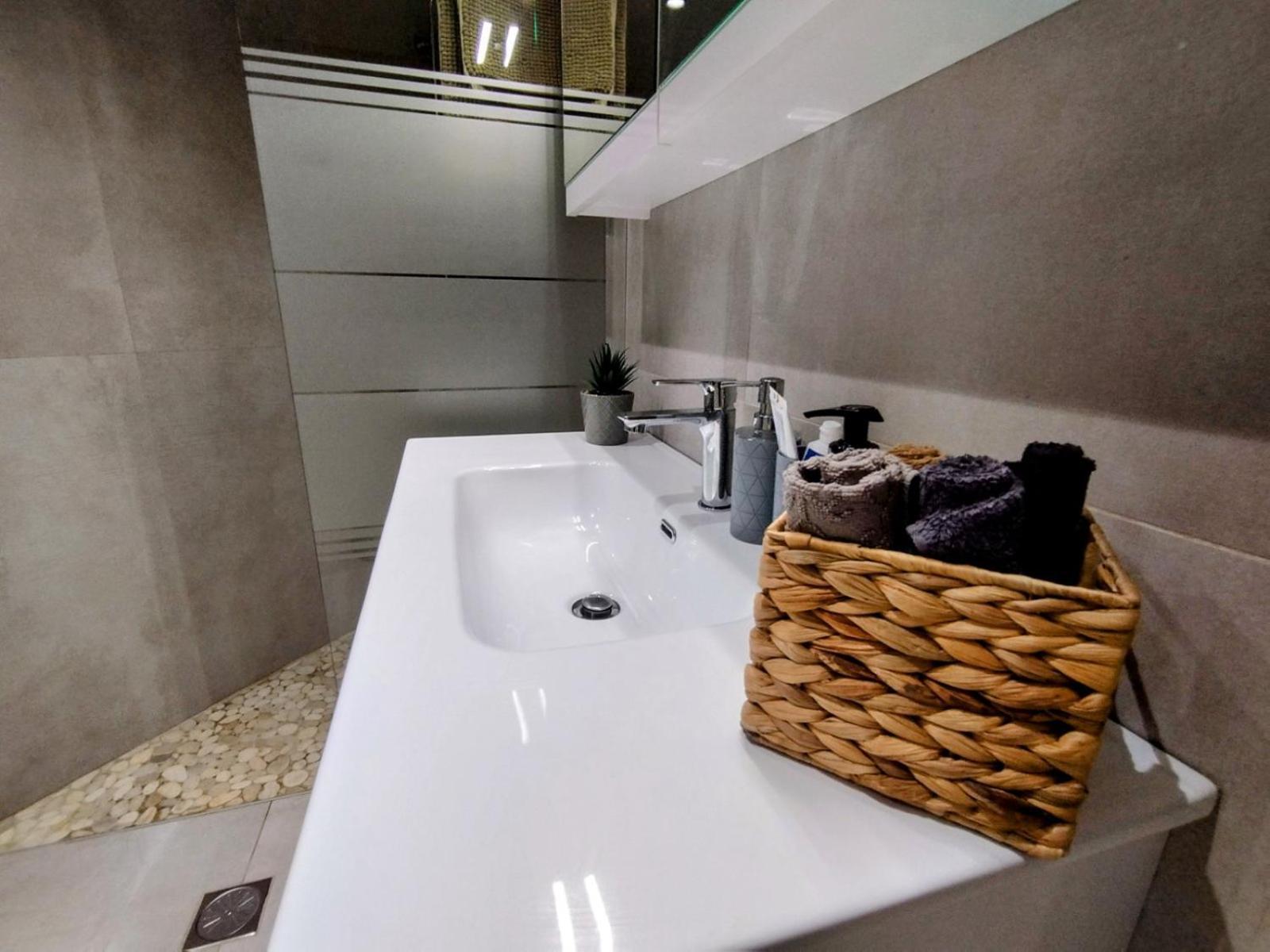 Floral Home 1 - Ground Floor Apt With Courtyard And Private Parking! Athena Bagian luar foto