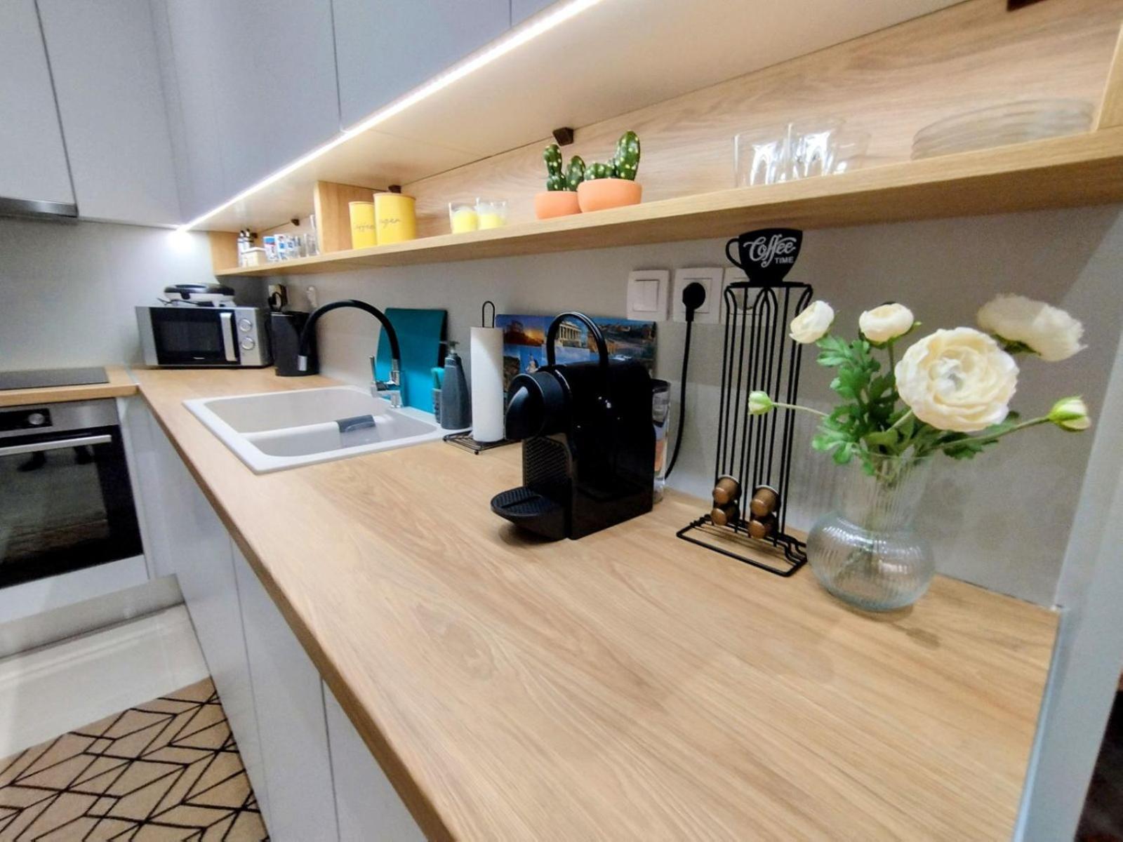 Floral Home 1 - Ground Floor Apt With Courtyard And Private Parking! Athena Bagian luar foto